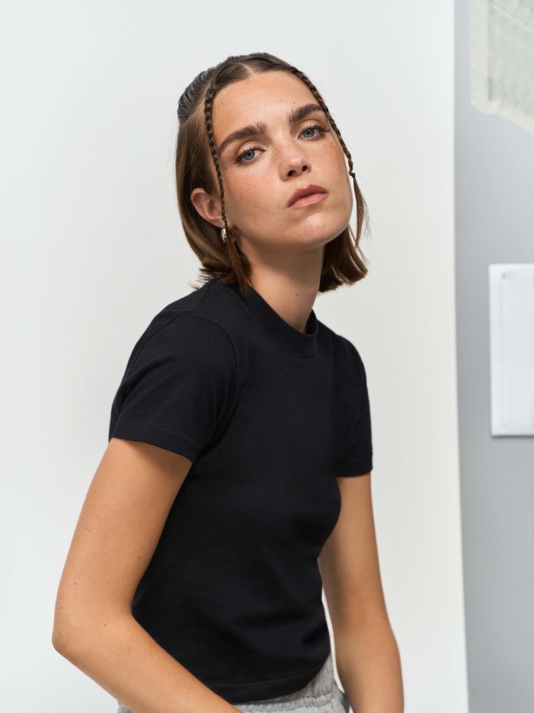 Футболка женская Lilia, черная / Миниатюра модельного (1000)