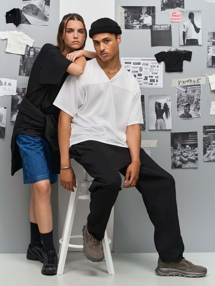 Футболка унисекс Nino с V-образным вырезом, белая / Миниатюра модельного (1000)