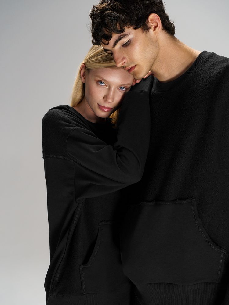 Свитшот оверсайз унисекс Vozduh, черный / Миниатюра модельного (1000)