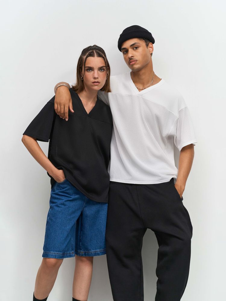 Футболка унисекс Nino с V-образным вырезом, белая / Миниатюра модельного (1000)