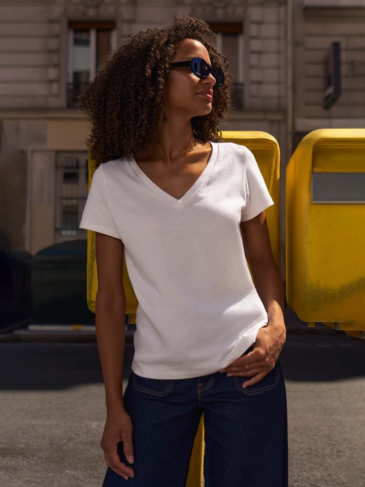 Футболка женская Regent Women с V-образным вырезом, молочно-белая / Миниатюра модельного (1000)