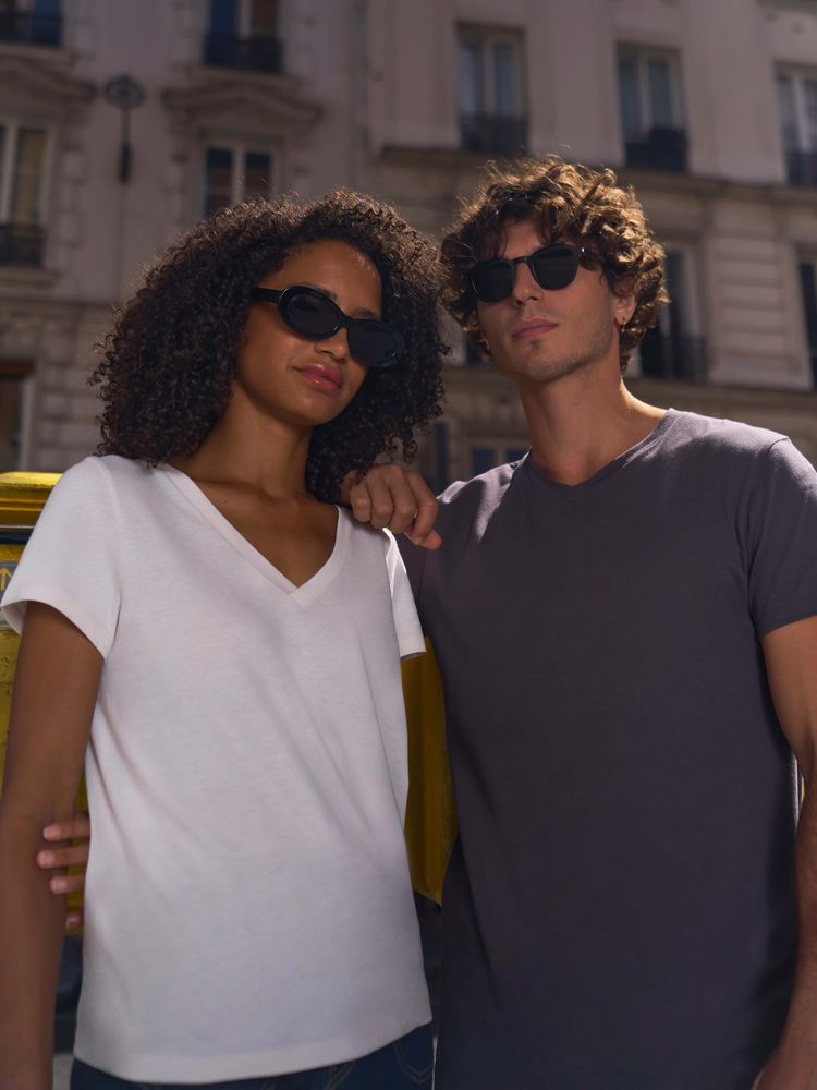 Футболка унисекс Regent с V-образным вырезом, молочно-белая / Миниатюра модельного (1000)