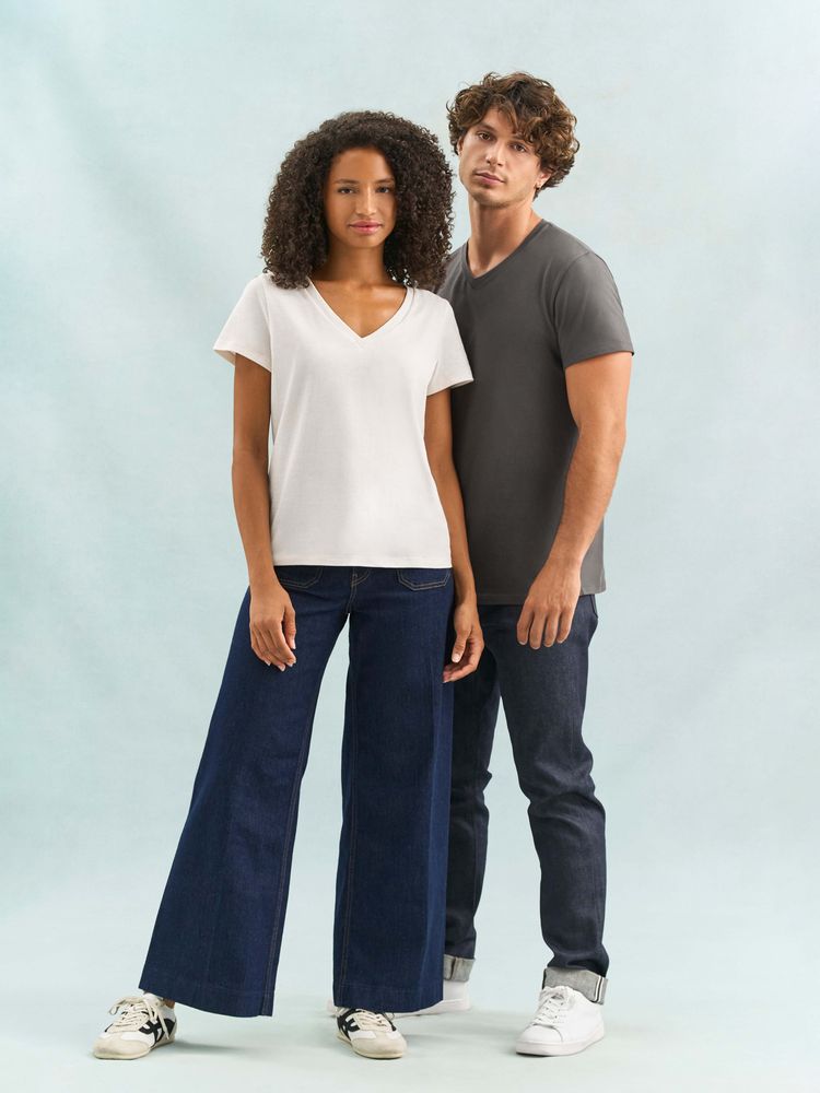 Футболка унисекс Regent с V-образным вырезом, молочно-белая / Миниатюра модельного (1000)