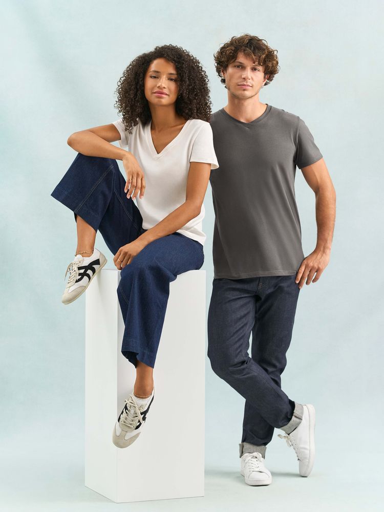 Футболка женская Regent Women с V-образным вырезом, молочно-белая / Миниатюра модельного (1000)