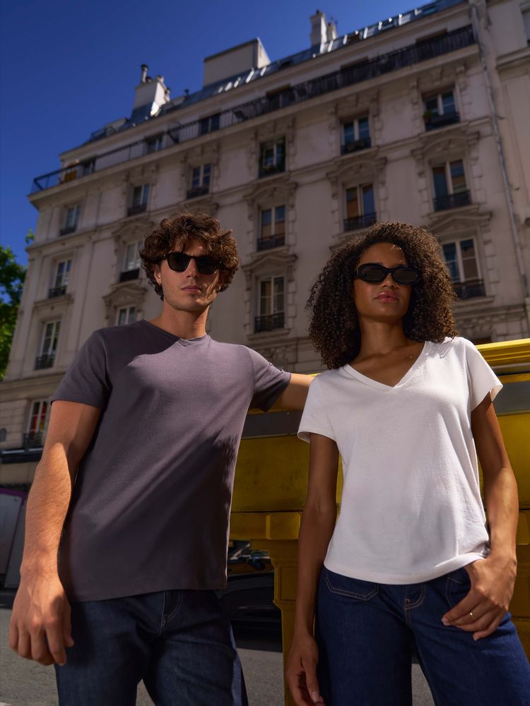 Футболка женская Regent Women с V-образным вырезом, молочно-белая / Миниатюра модельного (1000)